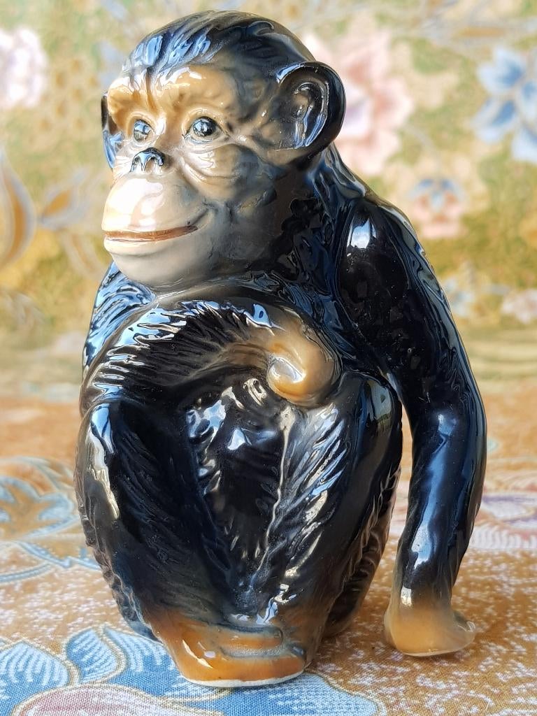 Mooi oud beeldje uit Engeland van een chimpansee 10,2 cm., Ophalen of Verzenden