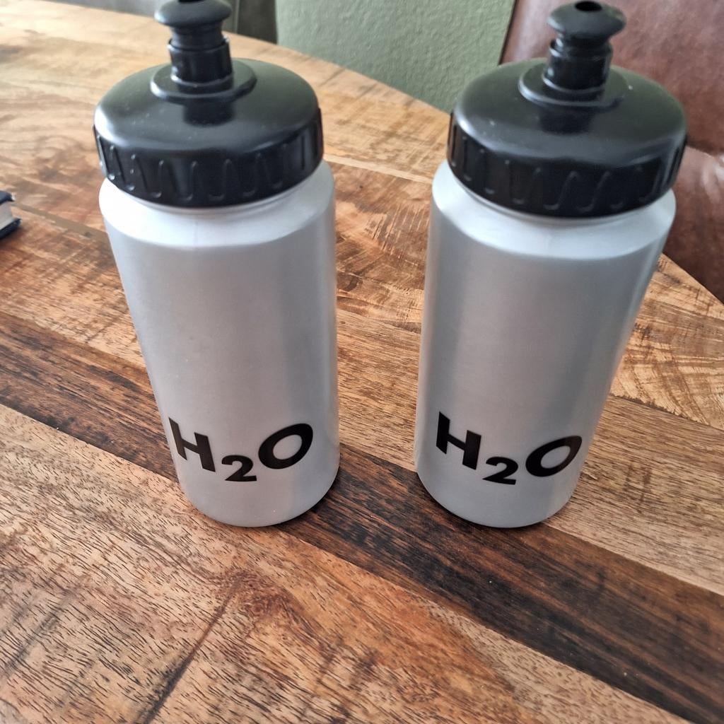 Set van 2 H2O bidons - Grijs met zwarte dop, Sport en Fitness, Bidons, Ophalen of Verzenden, Gebruikt