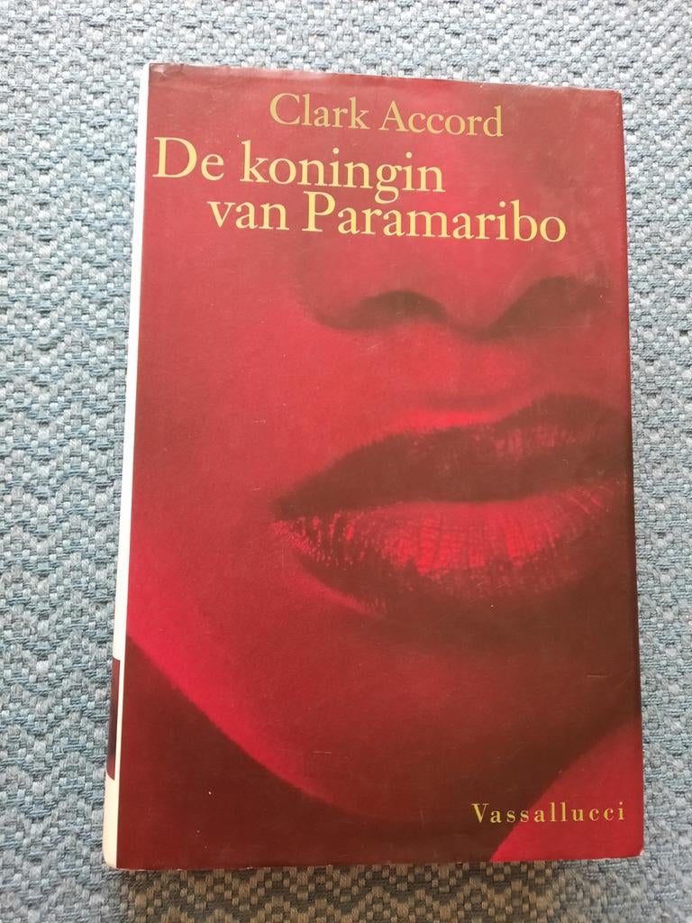 De koningin van Paramaribo - Clark Accord, Boeken, Romans, Gelezen, Nederland, Ophalen of Verzenden