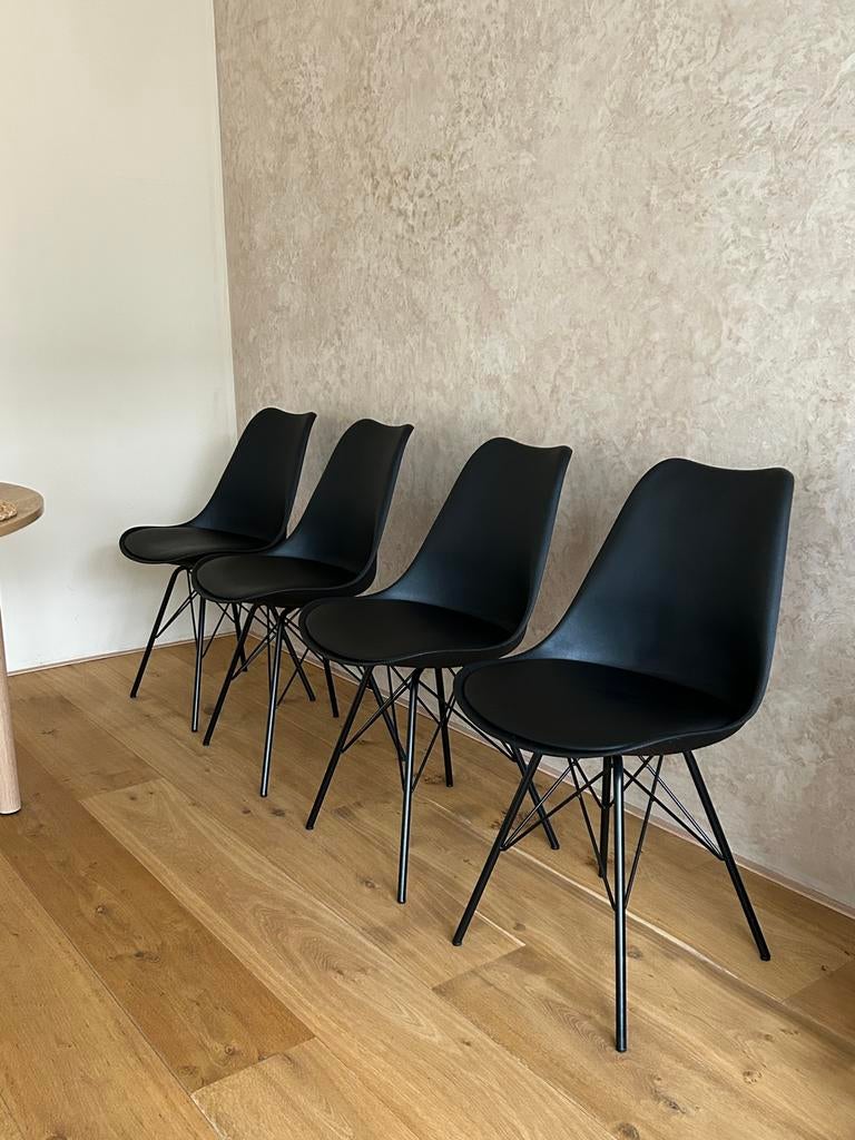4 Zwarte Jysk KLARUP Eetkamerstoelen, Ophalen, Zwart, Zo goed als nieuw, Vier