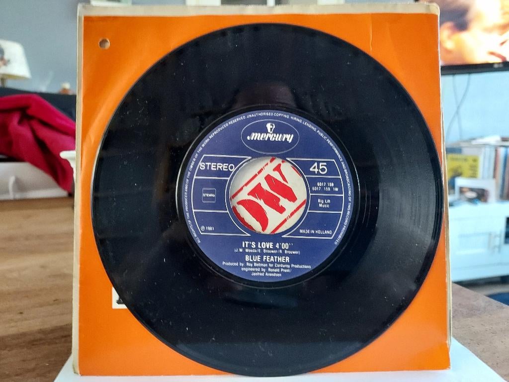 7" Single Blue Feather - It's Love / Love Me Tonight, Gebruikt, 7 inch, Single, Ophalen of Verzenden
