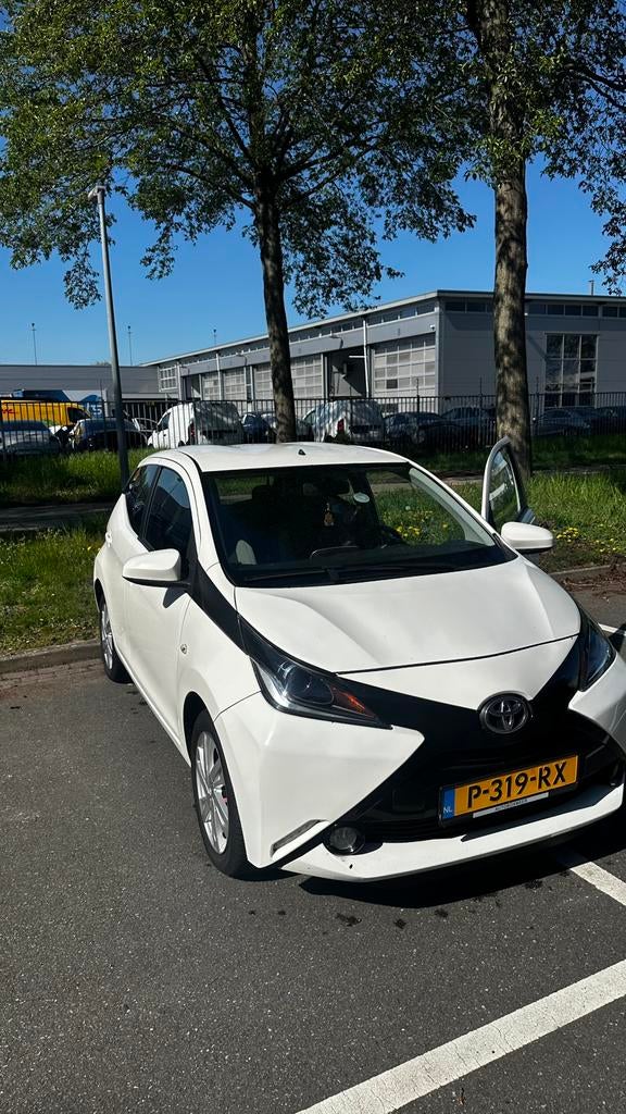 Toyota Aygo 1.0 12V Vvt-i Ddrs 2014 Wit, Auto's, Toyota, Voorwielaandrijving, Stof, Zwart, 4 stoelen