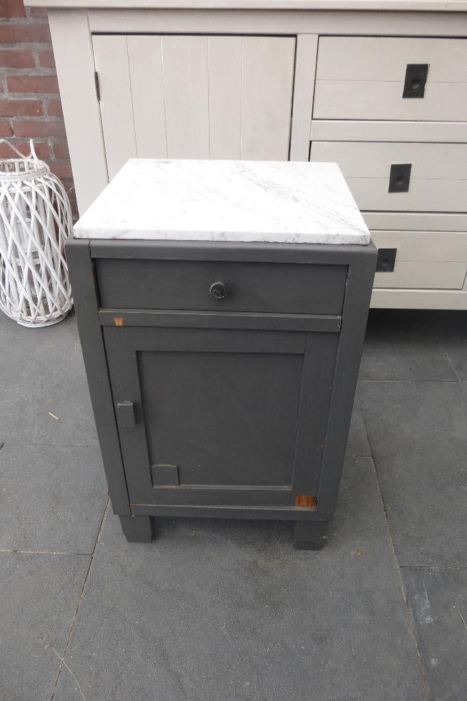 Antiek nachtkastje met marmeren blad, Huis en Inrichting, Slaapkamer | Nachtkastjes, Ophalen, Gebruikt, Minder dan 45 cm, 55 tot 70 cm