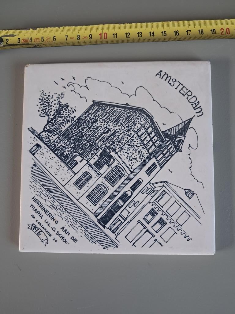 Antieke tegel Amsterdam Maria U.L.G. School Sphinx, Antiek en Kunst, Antiek | Wandborden en Tegels, Ophalen of Verzenden