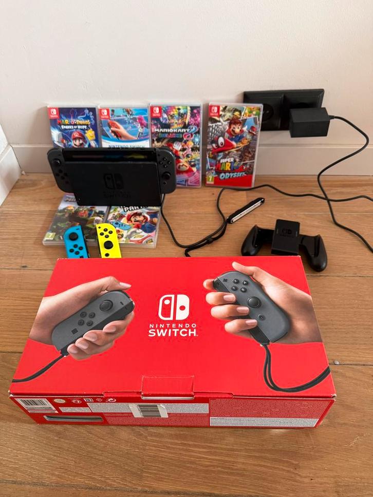 Nintendo Switch V2 2019 met 6 spellen en 4 controllers, Spelcomputers en Games, Spelcomputers | Nintendo Switch, Zo goed als nieuw