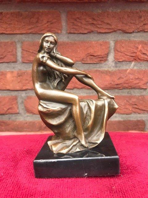 bronzen beeldje, elegant zittend naakt, Ophalen of Verzenden