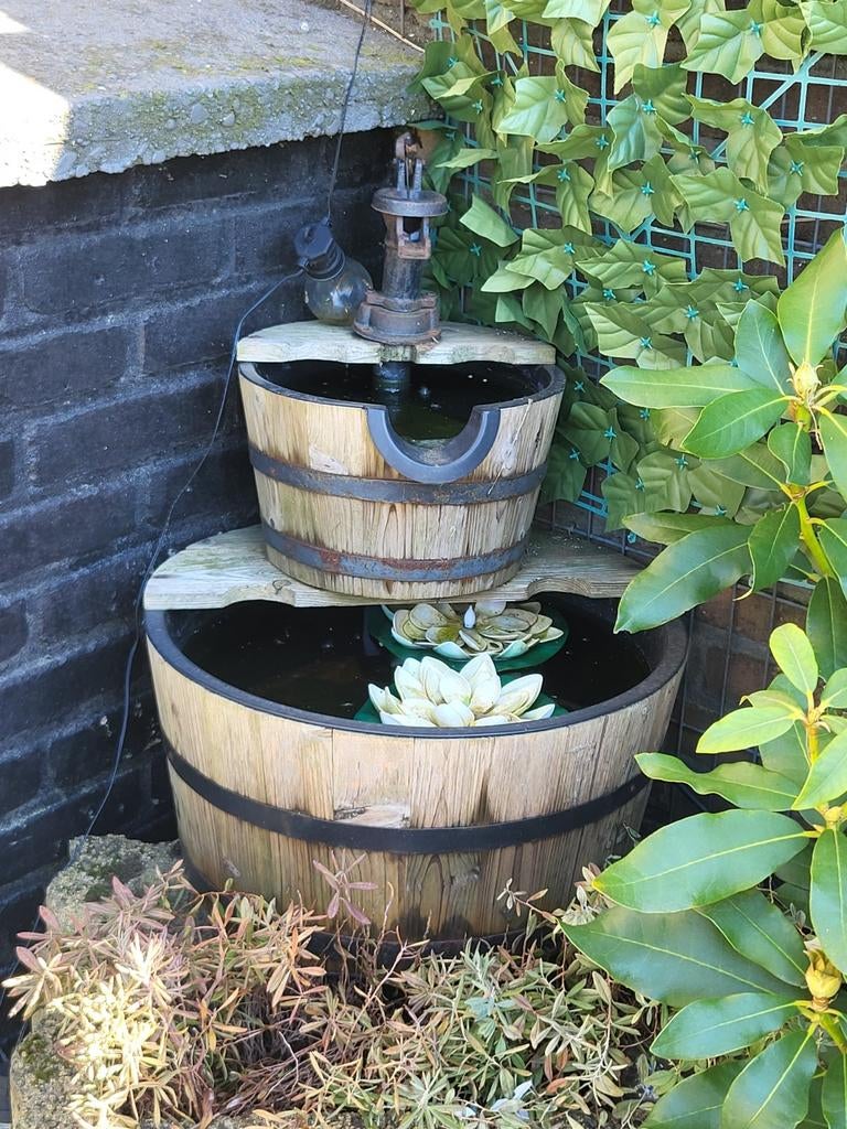 Decoratieve Tuinfontein met Houten Tonnen, Ophalen of Verzenden, Gebruikt, Overige materialen, Fontein