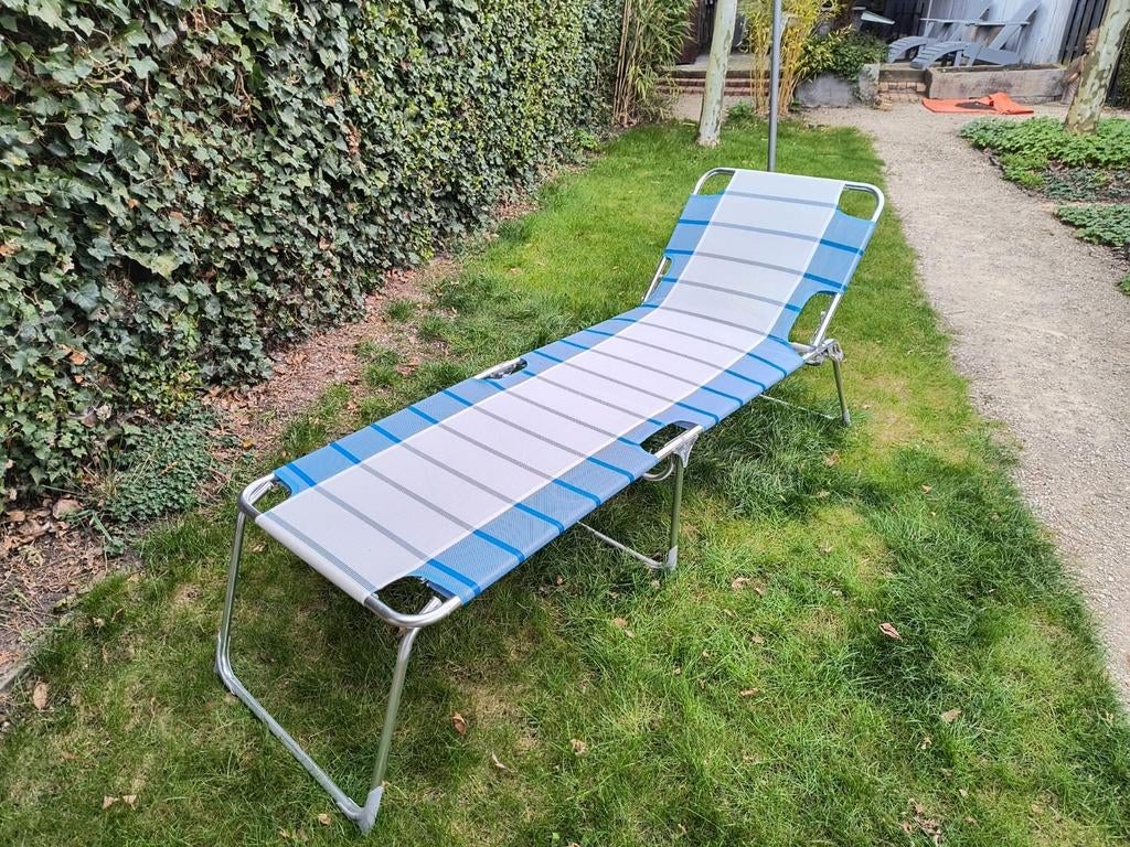Inklapbaar senior hoger model ligbed blauw, Tuin en Terras, Ligbedden, Ophalen, Zo goed als nieuw, Aluminium, Verstelbaar