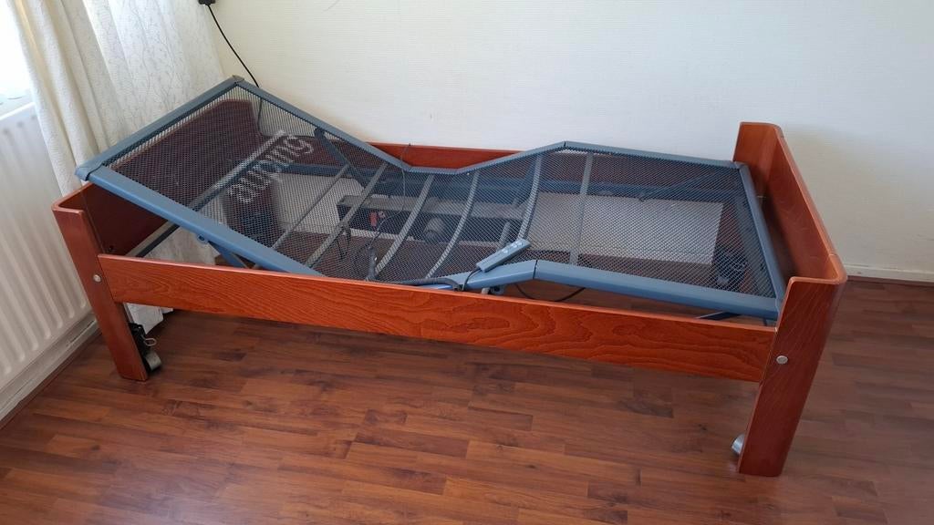 Verstelbaar eenpersoonsbed met houten frame, Huis en Inrichting, Ophalen, 90 cm, Eenpersoons, Bruin