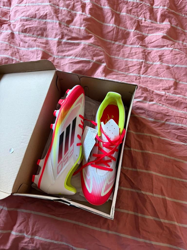 Adidas F50 voetbalschoenen NIEUW!, Ophalen, Zo goed als nieuw, Zwart, Sportschoenen