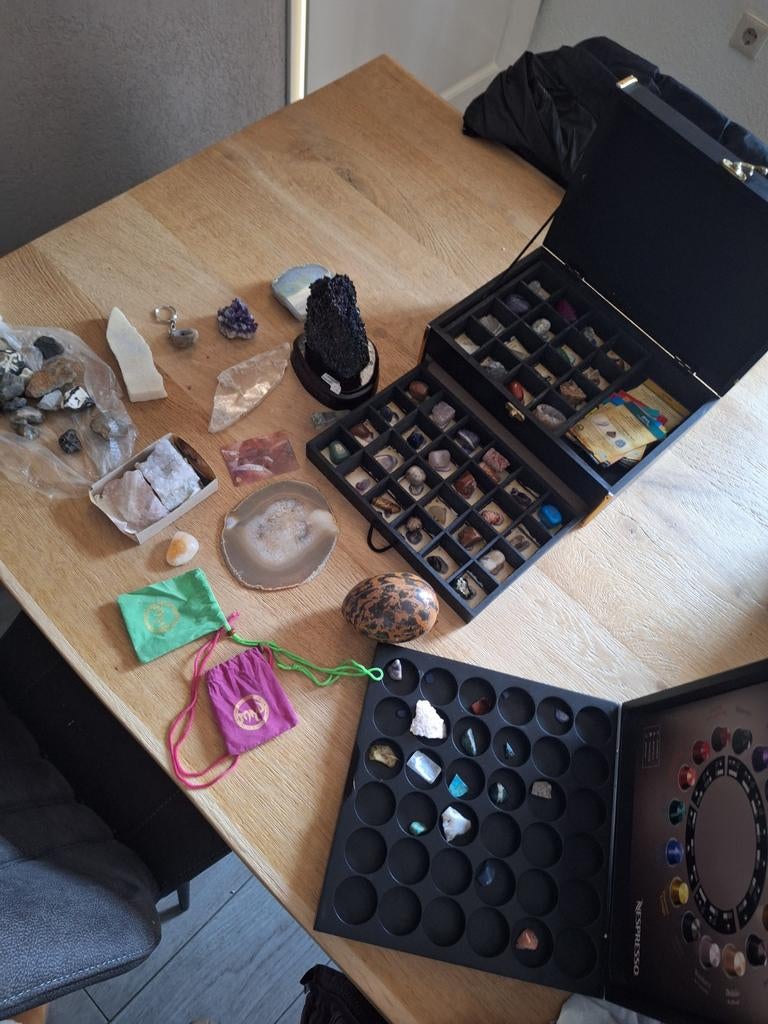 Grote verzameling edelstenen en mineralen met displaydozen, Ophalen of Verzenden, Gebruikt