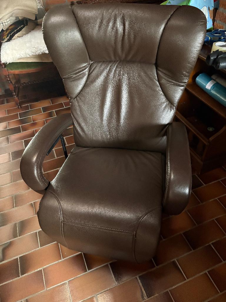 Relax stoel electrisch ( donker bruin leer ), Huis en Inrichting, Fauteuils, Ophalen, Klassiek, Zo goed als nieuw, 50 tot 75 cm
