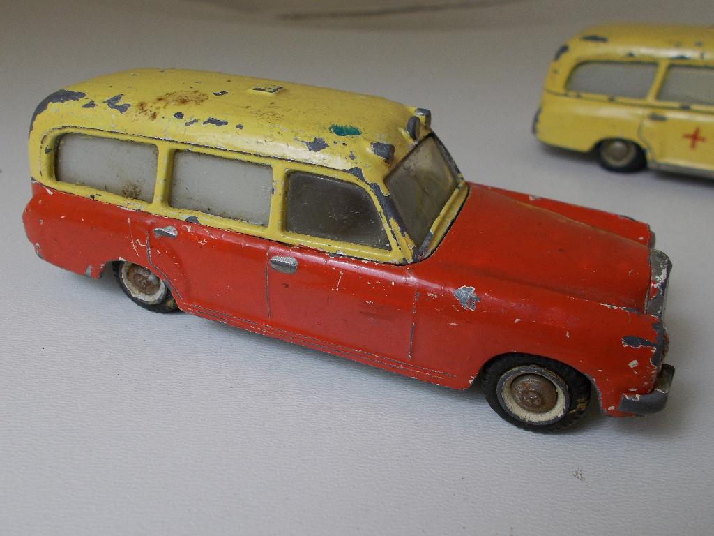 1963 TEKNO Denmark 2 x MERCEDES-BENZ AMBULANCES (Opknappers), Ophalen of Verzenden, Gebruikt, Auto, Tekno