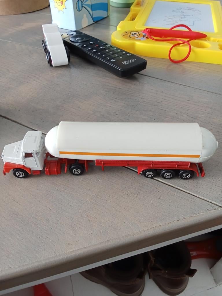 Speelgoed vrachtwagen Volvo met tank, Ophalen of Verzenden