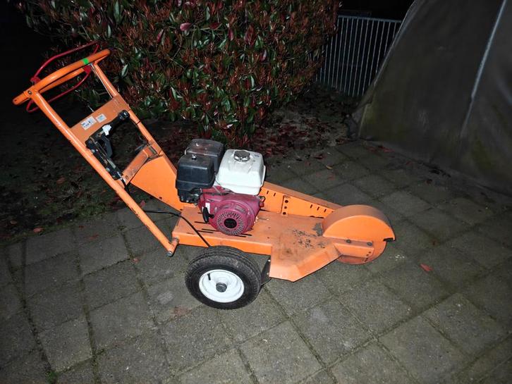 Dosko Stobbenfrees / Stronkenfrees, Tuin en Terras, Hakselaars, Gebruikt, Benzine, Ophalen