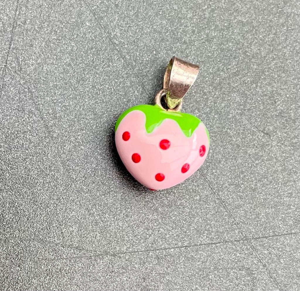 TE KOOP: aardbeien hangertje ZGAN, Ophalen of Verzenden, Zo goed als nieuw, Roze, Hanger