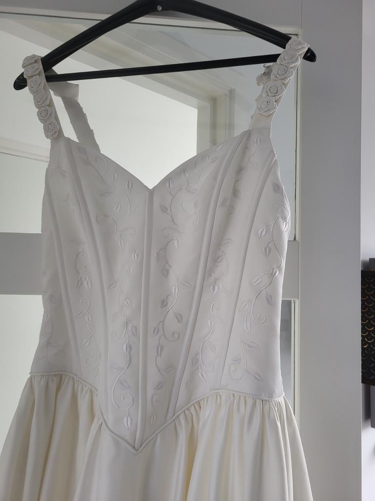 Prachtige trouwjurk met roosjes en borduursels, Ophalen of Verzenden, Zo goed als nieuw, Wit, Trouwjurk