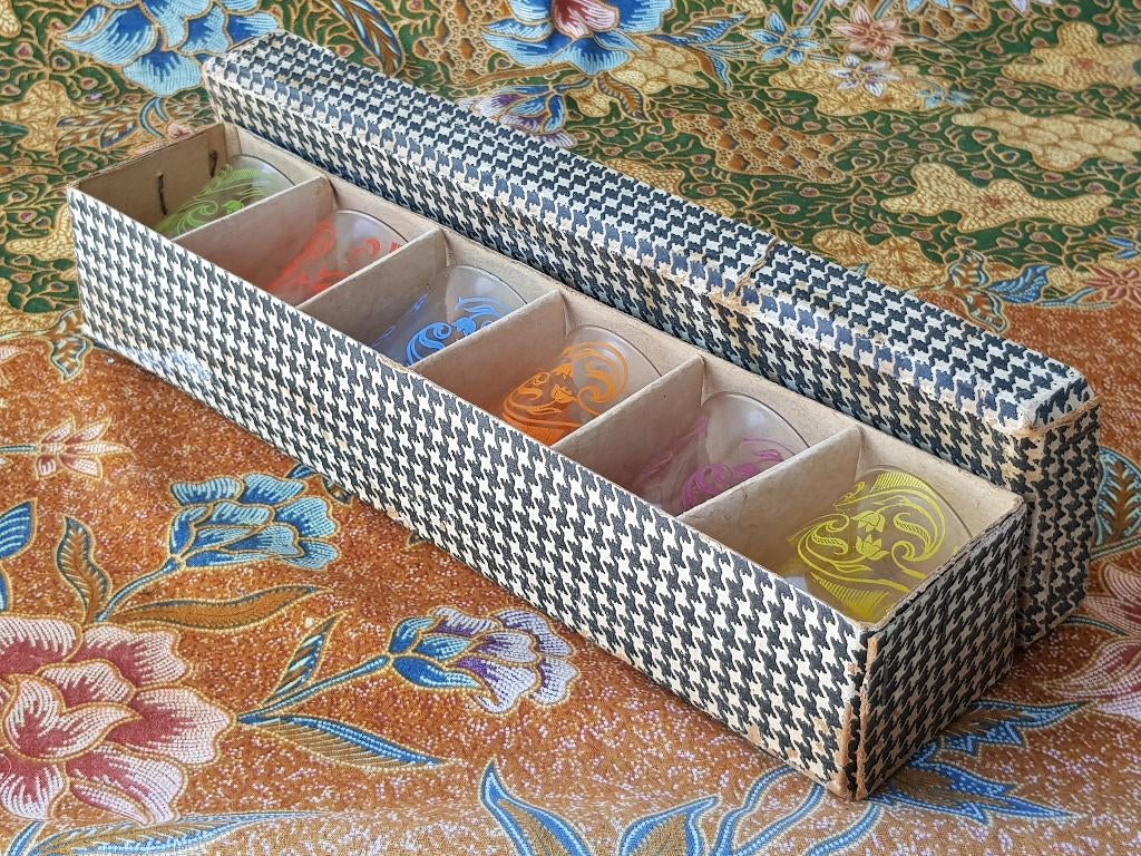 Zes mooie oude vintage glaasjes uit Frankrijk in de doos.