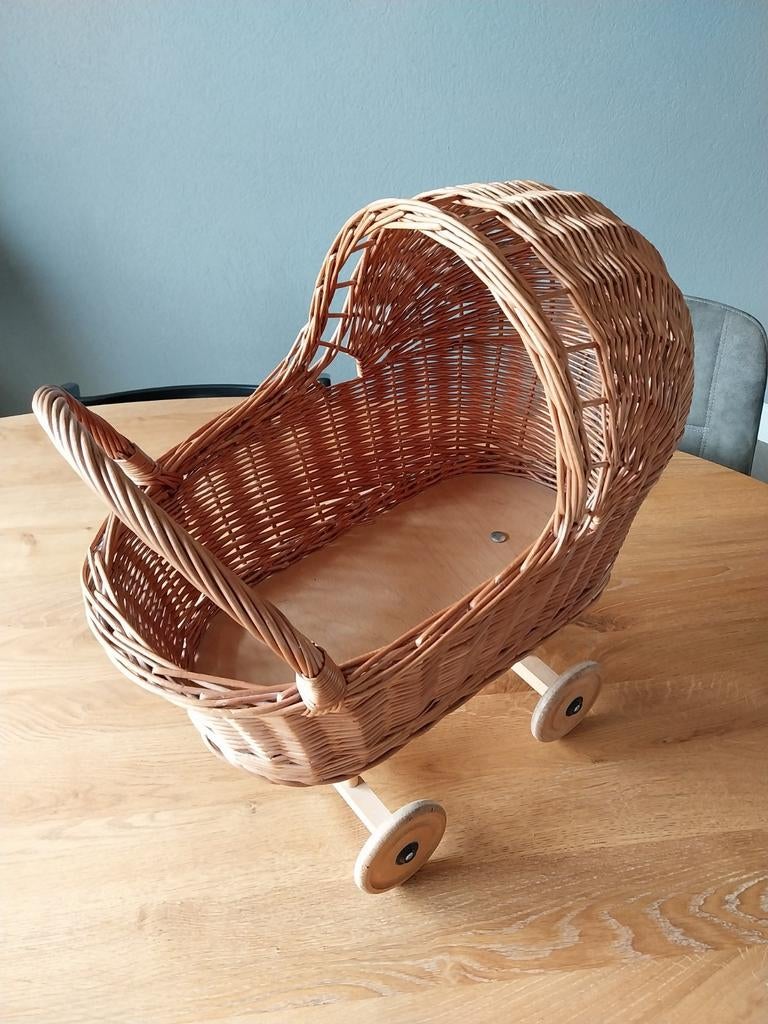 Vintage rieten poppenwagen - Handgemaakt, Kinderen en Baby's, Speelgoed | Poppen, Ophalen, Gebruikt, Babypop