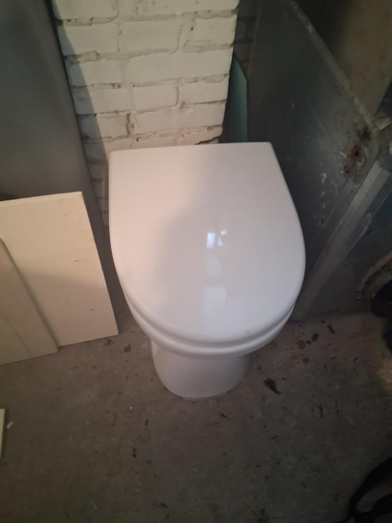 Wit toilet met stortbak, Ophalen of Verzenden, Toilet