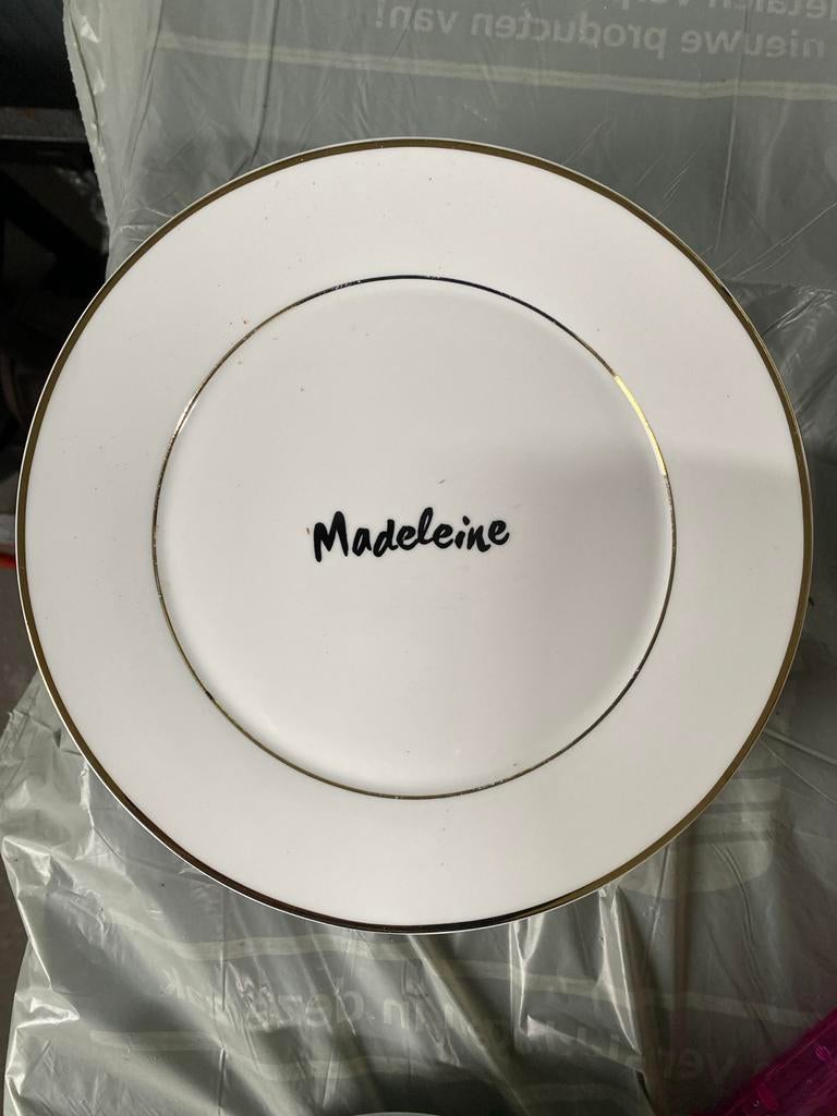 Wit bord met gouden rand en 'Madeleine' opdruk 12 stuks, Huis en Inrichting, Keuken | Servies, Zo goed als nieuw, Bord(en), Effen