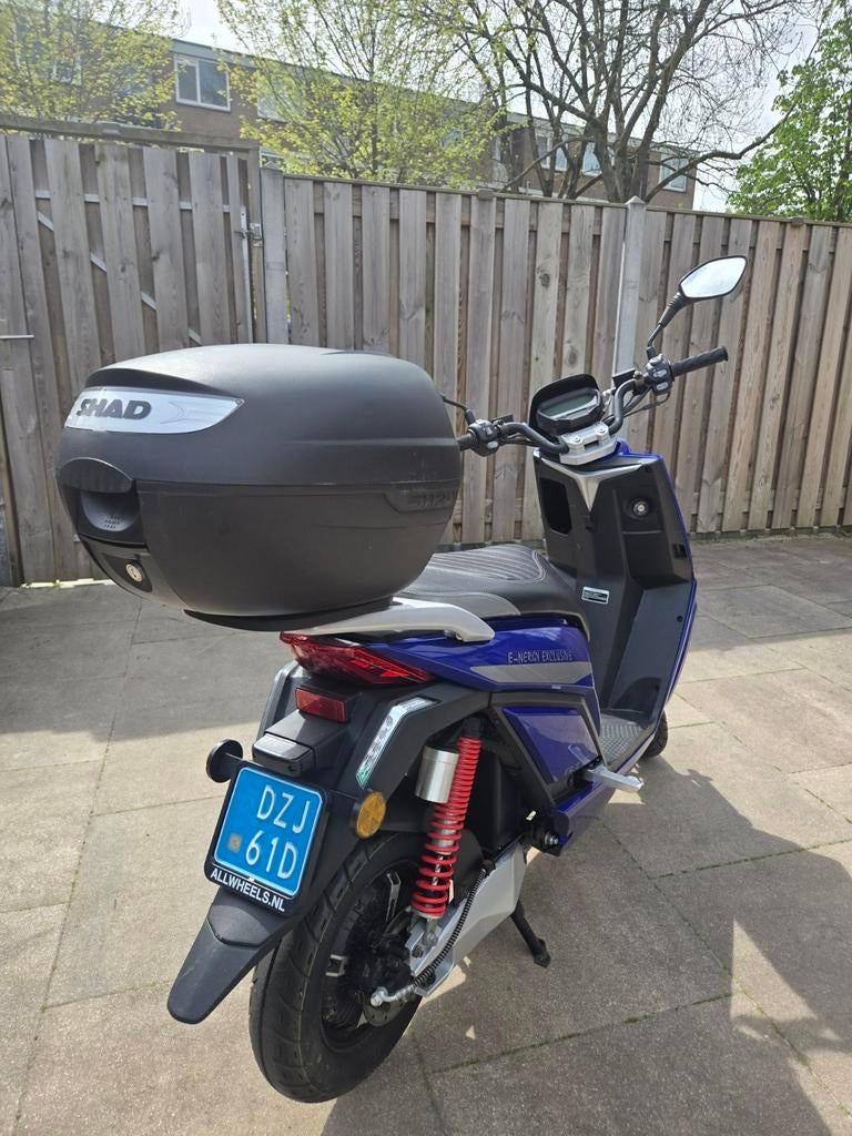 E-NERGY EXCLUSIVE scooter met topkoffer, Fietsen en Brommers, Ophalen of Verzenden, Zo goed als nieuw, Overige typen, Overige merken