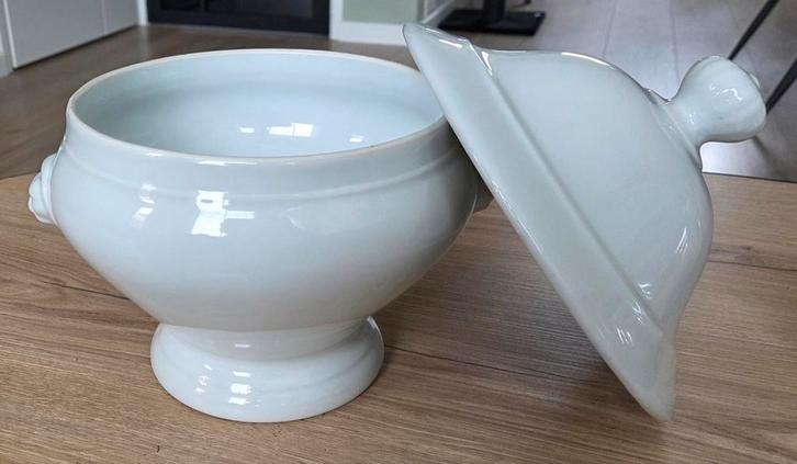Witte soepterrine met leeuwenkoppen, Huis en Inrichting, Keuken | Servies, Overige stijlen, Porselein, Ophalen of Verzenden