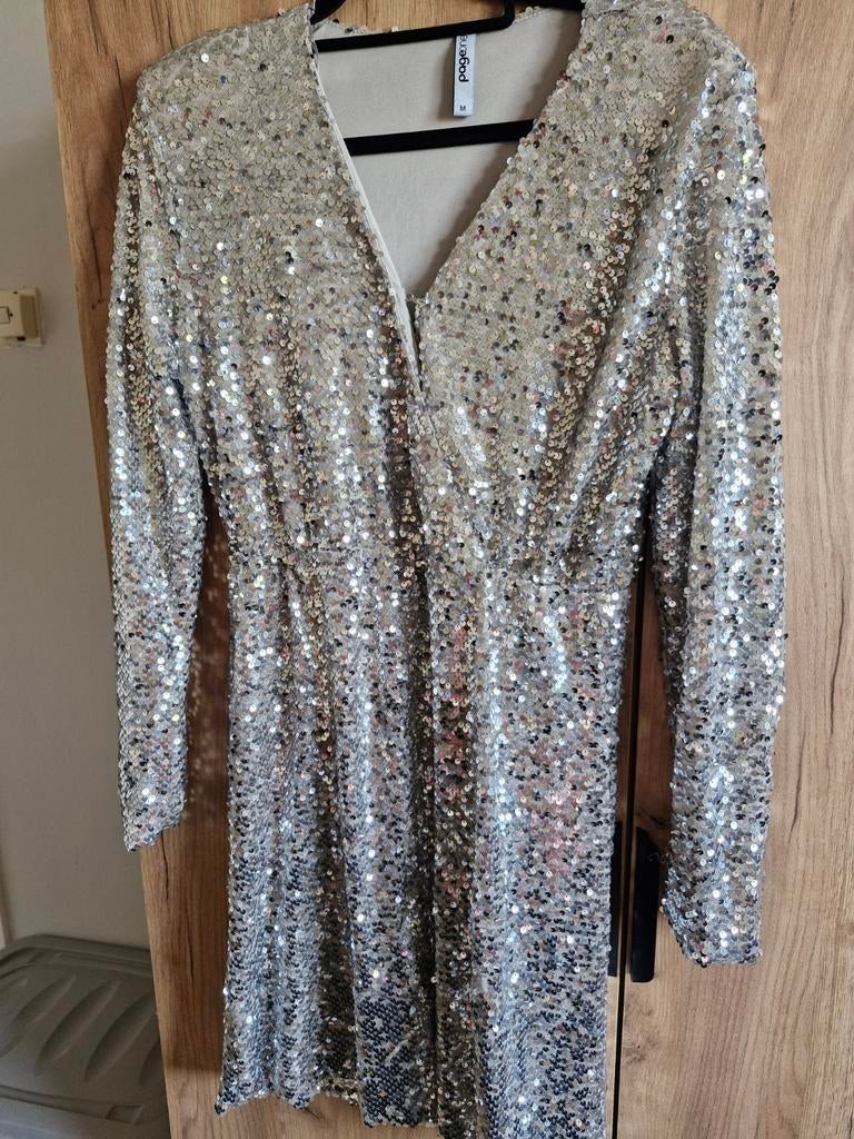 Zilveren paillettenjurk Page One - One, maat M, Kleding | Dames, Jurken, Maat 38/40 (M), Page - One, Overige kleuren, Ophalen of Verzenden