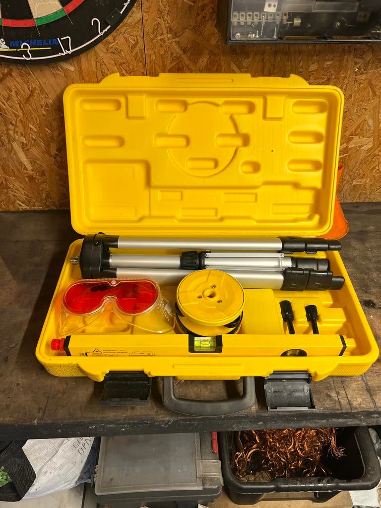 Laserwaterpas met statief en accessoires, Ophalen of Verzenden, Zo goed als nieuw, Overige meters