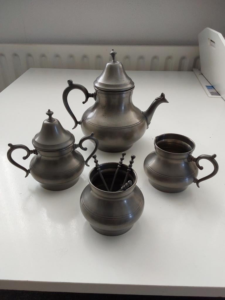 Tinnen theeservies van Rio tin uit Tiel, Antiek en Kunst, Antiek | Tin, Ophalen of Verzenden