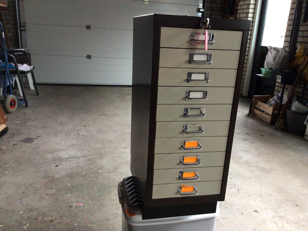 Stalen ladekast met 10 laden en slot, inclusief 2 sleutels, Minder dan 50 cm, Gebruikt, 5 laden of meer, 100 tot 150 cm