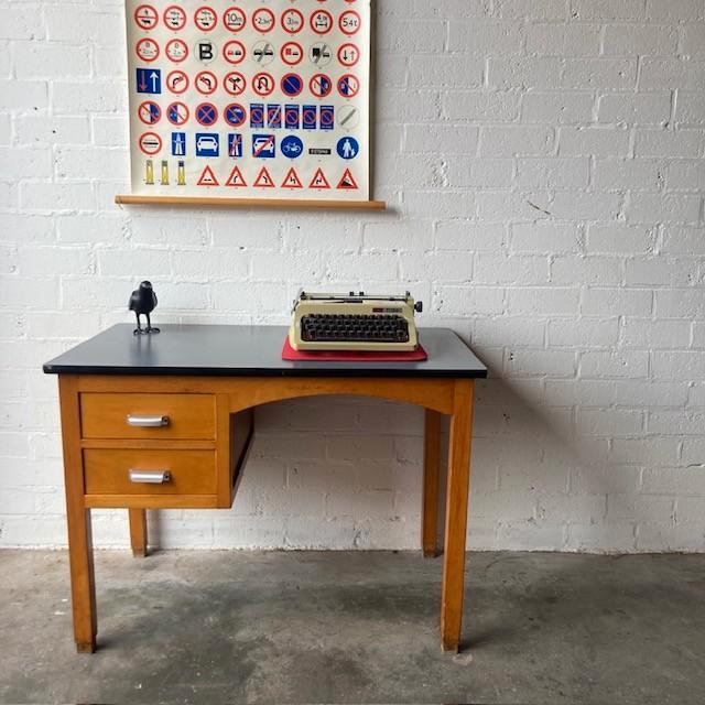 Retro vintage mid-century (school) bureau, Huis en Inrichting, Bureaus, Gebruikt, Schoolbureau, Vintage, Hout, Bruin, Met lades