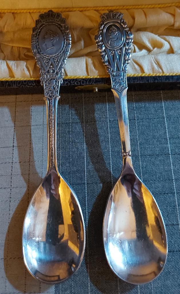 koningshuis Wilhelmina lepels en prachtige suikerschep J & B, Verzamelen, Koninklijk Huis en Royalty, Zo goed als nieuw, Speld(je) of Lepel(tje)