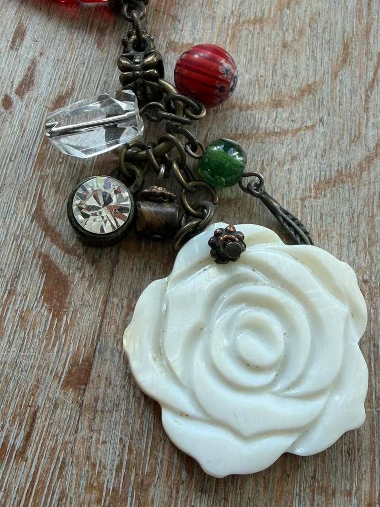 Korte fraaie ketting met schelpen hanger, Sieraden, Tassen en Uiterlijk, Kettingen, Ophalen of Verzenden, Zo goed als nieuw, Zilver