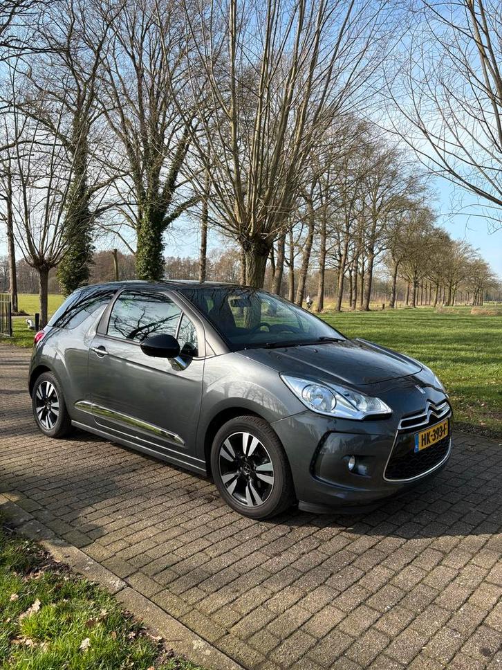 DS 3 1.2  - NIEUWE DISTRIBUTIERIEM-, Auto's, DS, DS 3, Benzine, B, Hatchback, Handgeschakeld, Origineel Nederlands, Zilver of Grijs