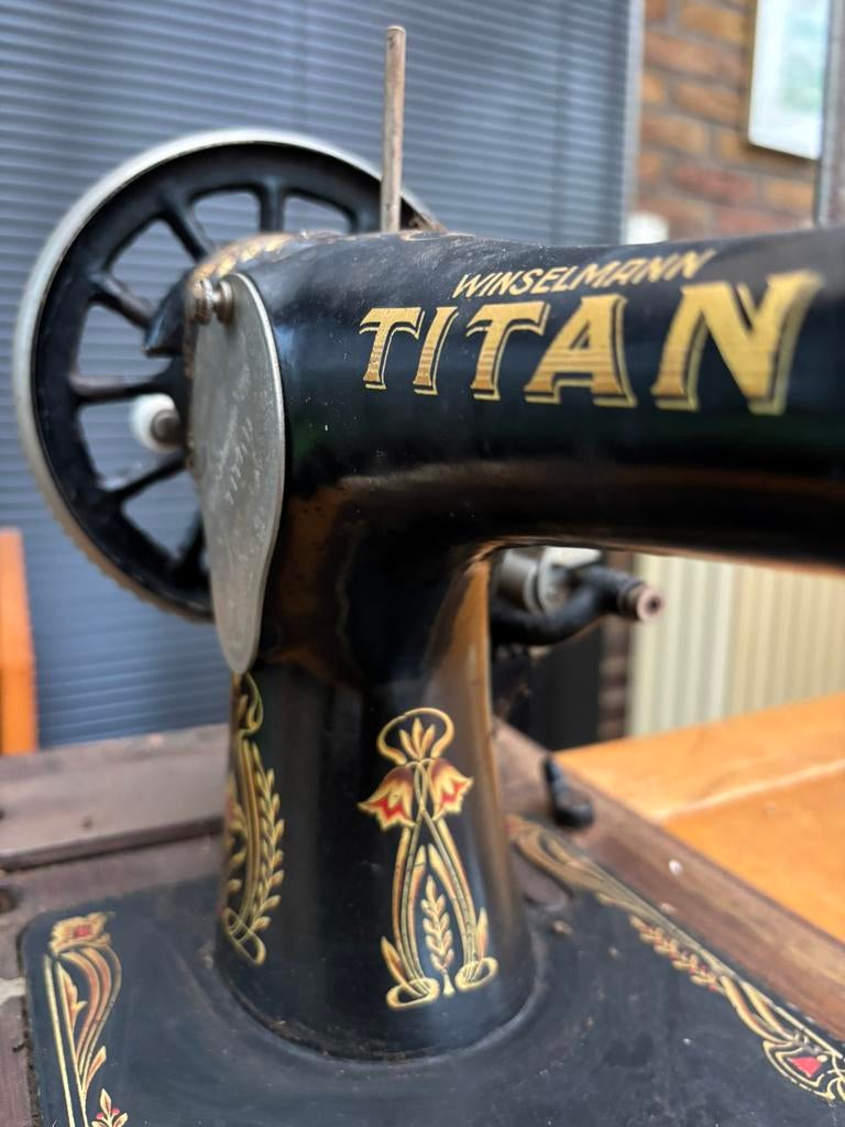 Antieke handnaaimachine TITAN, Ophalen