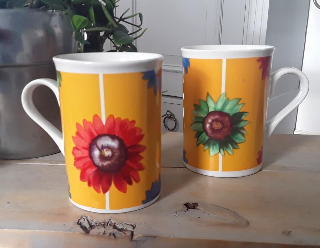 2 fleurige mokken - bekers zonnebloem - bloem - zonnebloem, Huis en Inrichting, Gebruikt, Keramiek, Ophalen of Verzenden, Overige stijlen