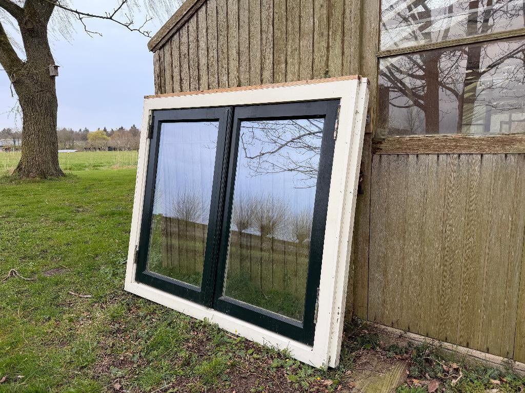 Zwaar hardhouten kozijn met openslaande ramen 150 x125 cm., Doe-het-zelf en Verbouw, Kozijnen en Schuifpuien, Gebruikt, Raamkozijn