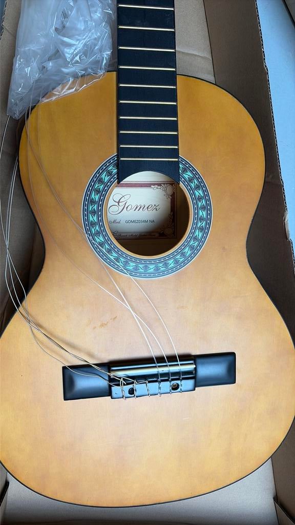 Kapotte gitaar. 4 weken oud, Muziek en Instrumenten, Ophalen of Verzenden, Zo goed als nieuw, Klassieke of Spaanse gitaar