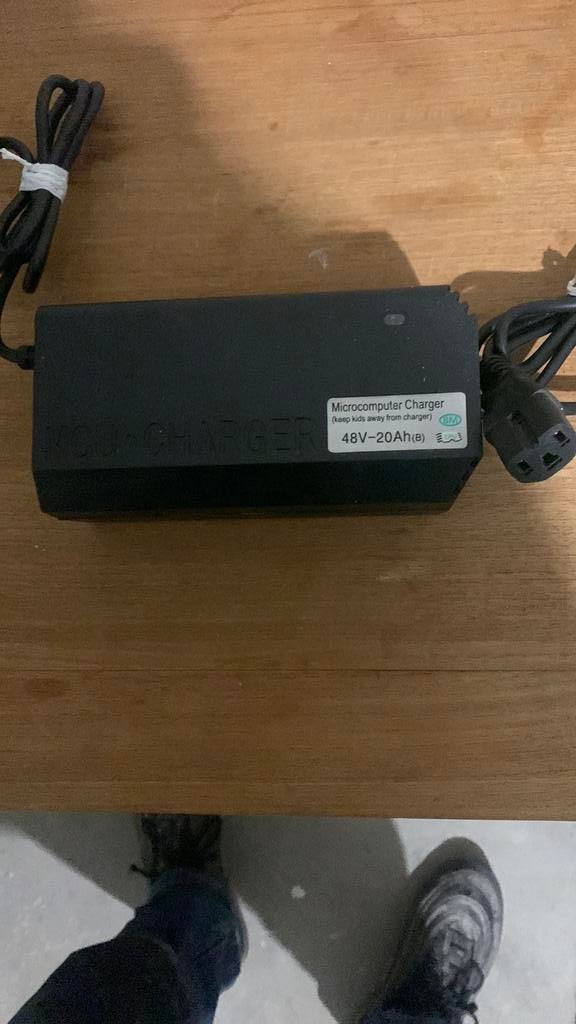 Iva E scooter accu lader, Ophalen, Zo goed als nieuw