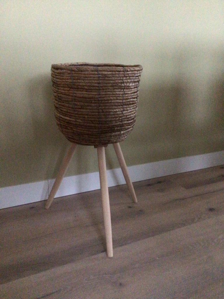 Bloempot op pootjes, Tuin en Terras, Bloempotten, Overige materialen, Gebruikt, Rond, Binnen