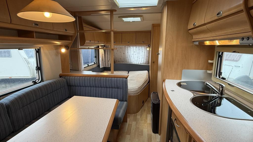 Hobby De luxe Easy 560 KMFE bj 2003 met voortent en luifel, Caravans en Kamperen, Caravans, Rondzit, Bedrijf, 5 tot 6 meter, Tot en met 6