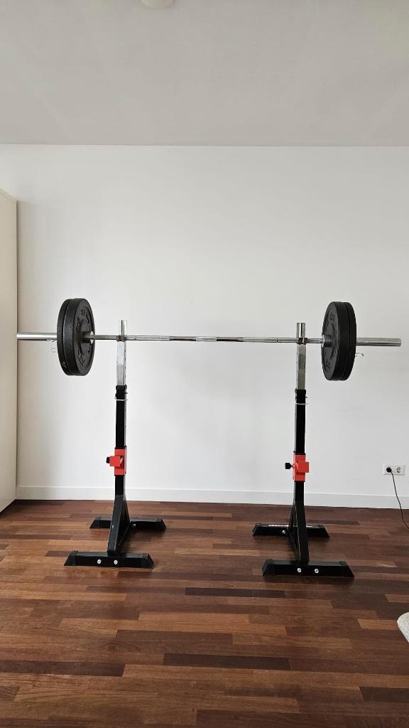 Complete halterset (halterstang + stands + bumper plates), Sport en Fitness, Fitnessmaterialen, Zo goed als nieuw, Halterset, Ophalen