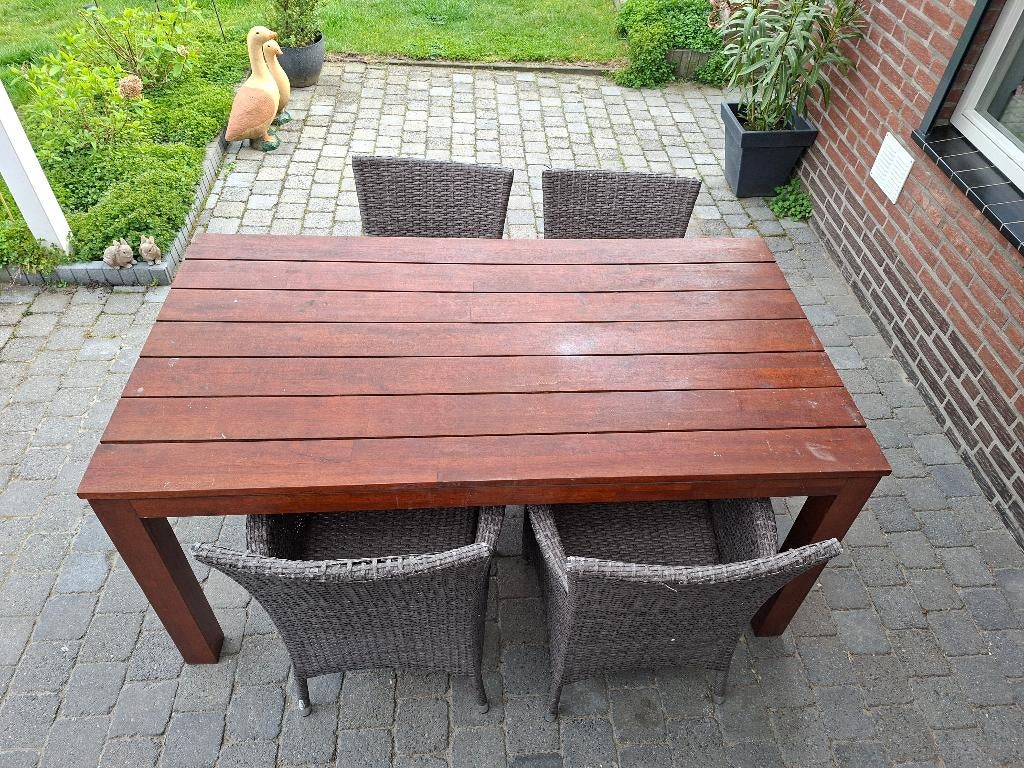Gratis af te halen: Tuintafel met stoelen, Tuin en Terras, Tuinsets en Loungesets, Ophalen, 4 zitplaatsen, Gebruikt, Tuinset