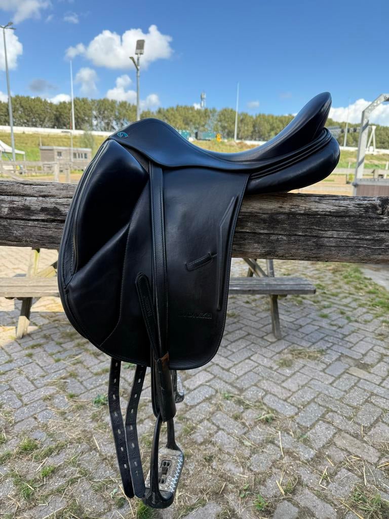 Prestige Monza 17 inch dressuur zadel zwart, Dieren en Toebehoren, Ophalen of Verzenden, Zo goed als nieuw, Dressuur