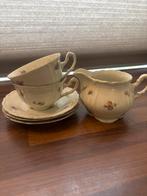 Elfenbein kopjes en schoteltjes met melkkan, Ophalen