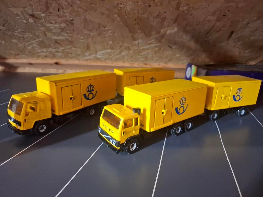2 x Siku Volvo Zweedse Post FL7 en F6, Ophalen of Verzenden