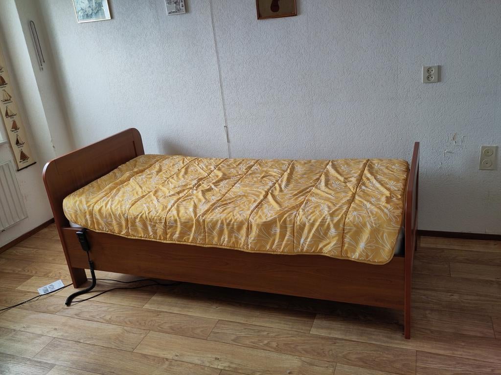Eenpersoons  electrisch verstelbaar (senioren) bed., Ophalen, Verstelbaar, 90 cm, Eenpersoons