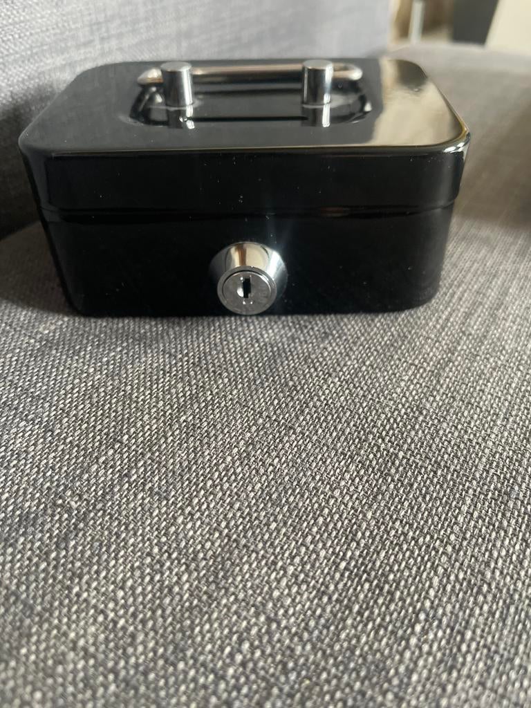 Kleine moneybox zwart letterlijk nieuw, Verzamelen, Spaarpotten, Ophalen of Verzenden, Nieuw, Metaal of Blik