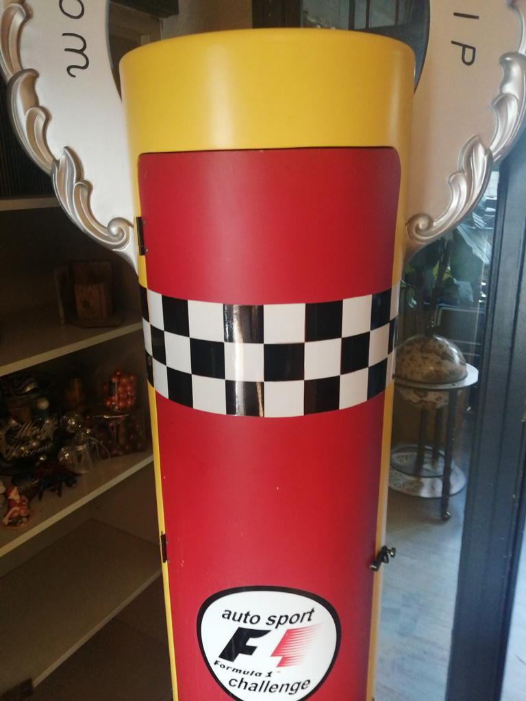 XXL FORMULE 1 F1 WINKEL DISPLAY VITRINE KAST 210 CM HOOG!!!, Verzamelen, Merken en Reclamevoorwerpen, Ophalen, Gebruikt, Overige typen